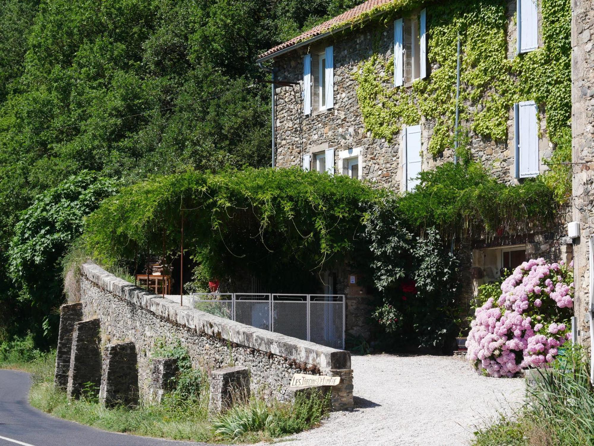 Bed and Breakfast Les Jardins De Lumiere Brusque Exterior foto